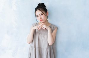 ✕マークを作る女性