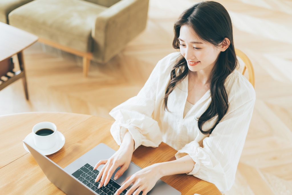 パソコンで買い物をする女性