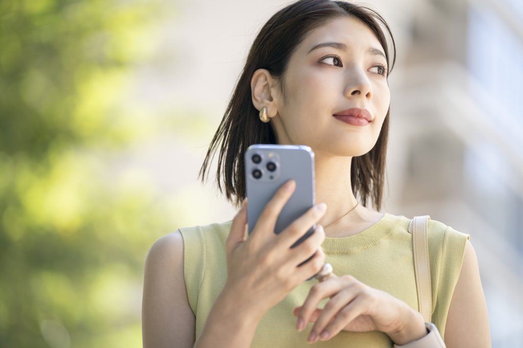 スマホを持って歩く女性