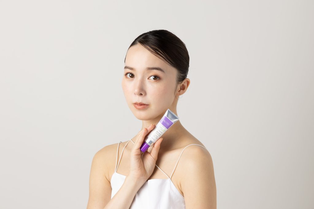 レチノソームショットを持つ女性