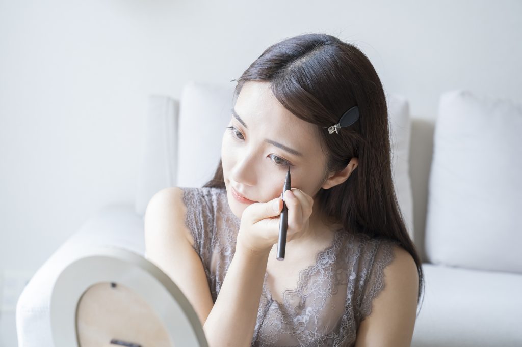 メイクをする女性