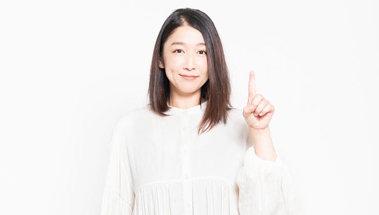 人差し指を立てる女性