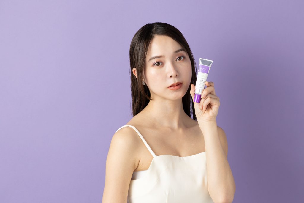 レチノソームショットを持つ女性