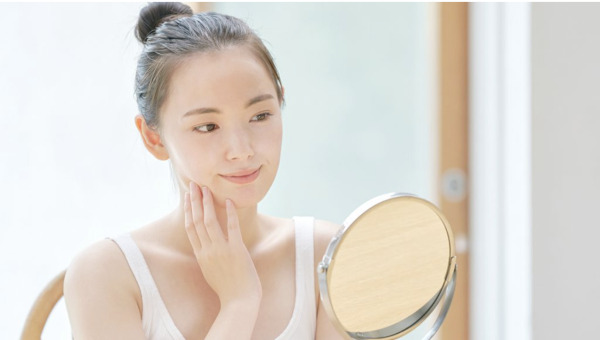 鏡を見る女性
